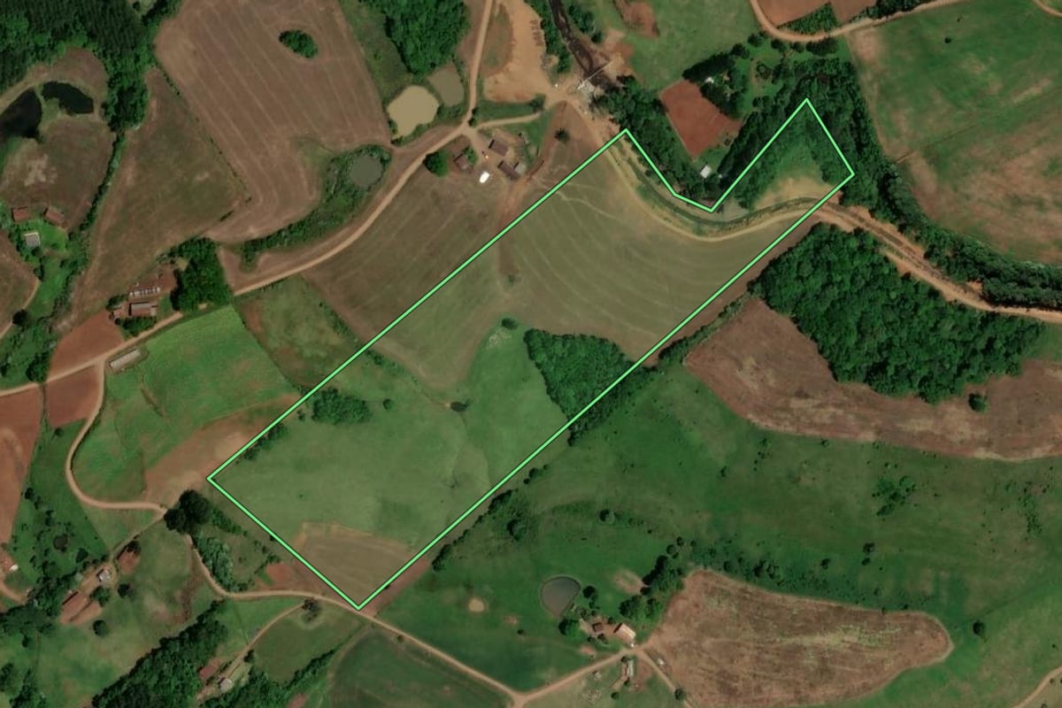 Imagem de satélite do imóvel rural em Saltinho (SC), com o contorno declarado no CAR desenhado por cima.
