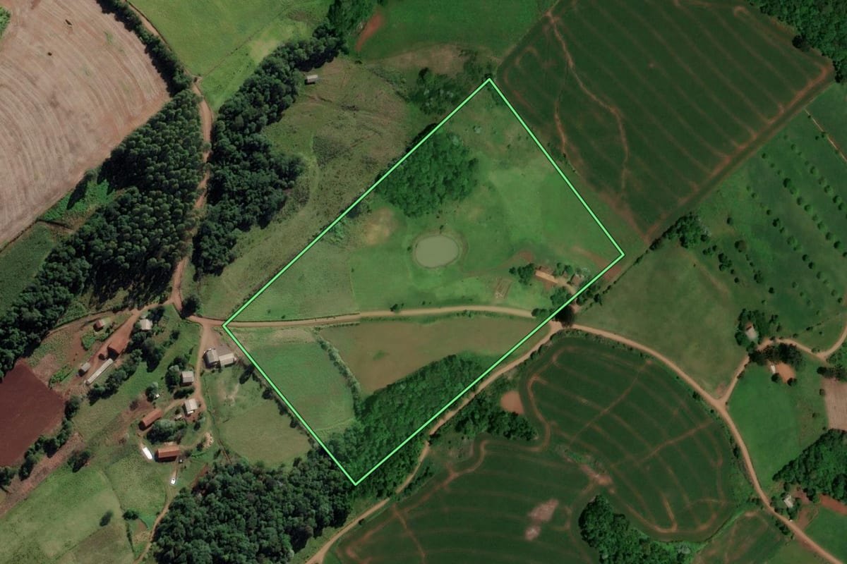 Imagem de satélite do imóvel rural em Saltinho (SC), com o contorno declarado no CAR desenhado por cima.