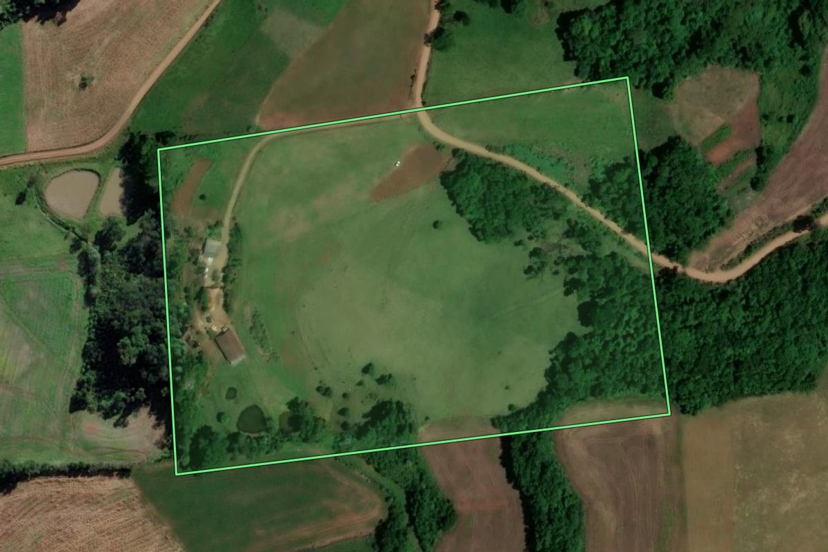 Imagem de satélite do imóvel rural em Saltinho (SC), com o contorno declarado no CAR desenhado por cima.