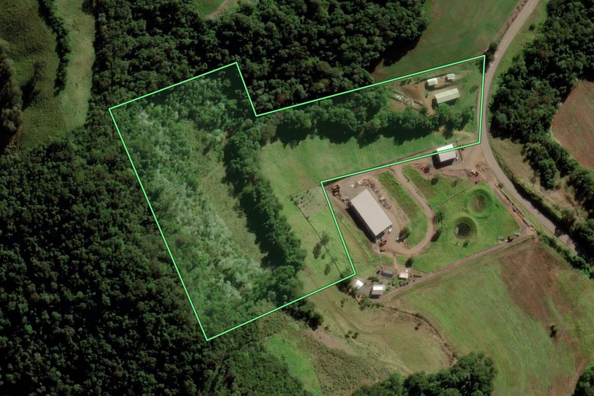 Imagem de satélite do imóvel rural em Saltinho (SC), com o contorno declarado no CAR desenhado por cima.
