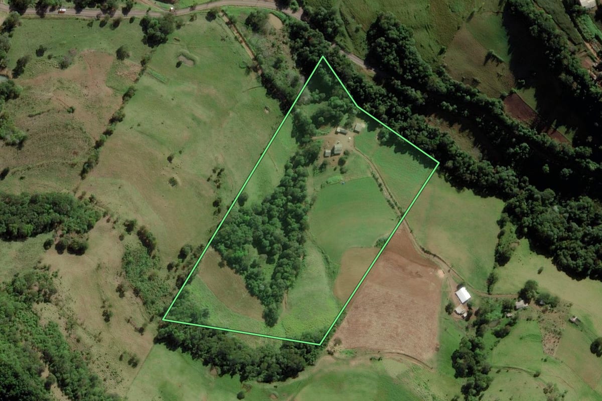 Imagem de satélite do imóvel rural em Saltinho (SC), com o contorno declarado no CAR desenhado por cima.