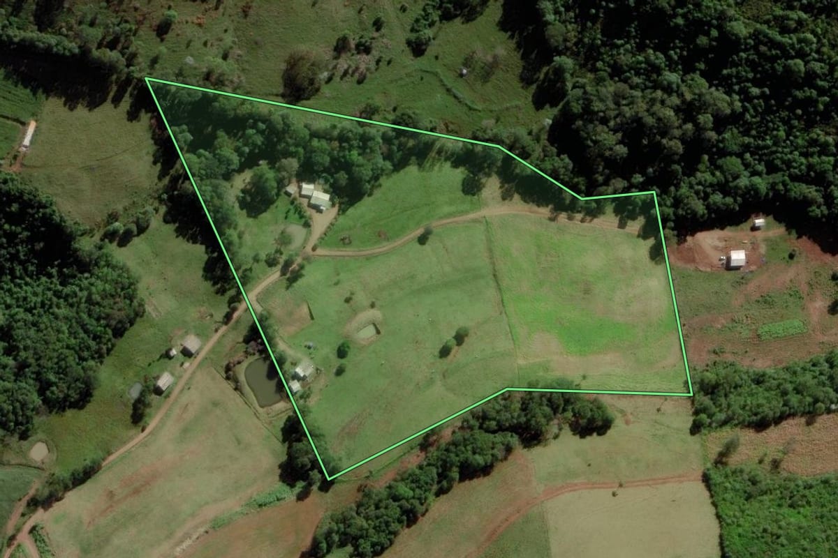 Imagem de satélite do imóvel rural em Saltinho (SC), com o contorno declarado no CAR desenhado por cima.