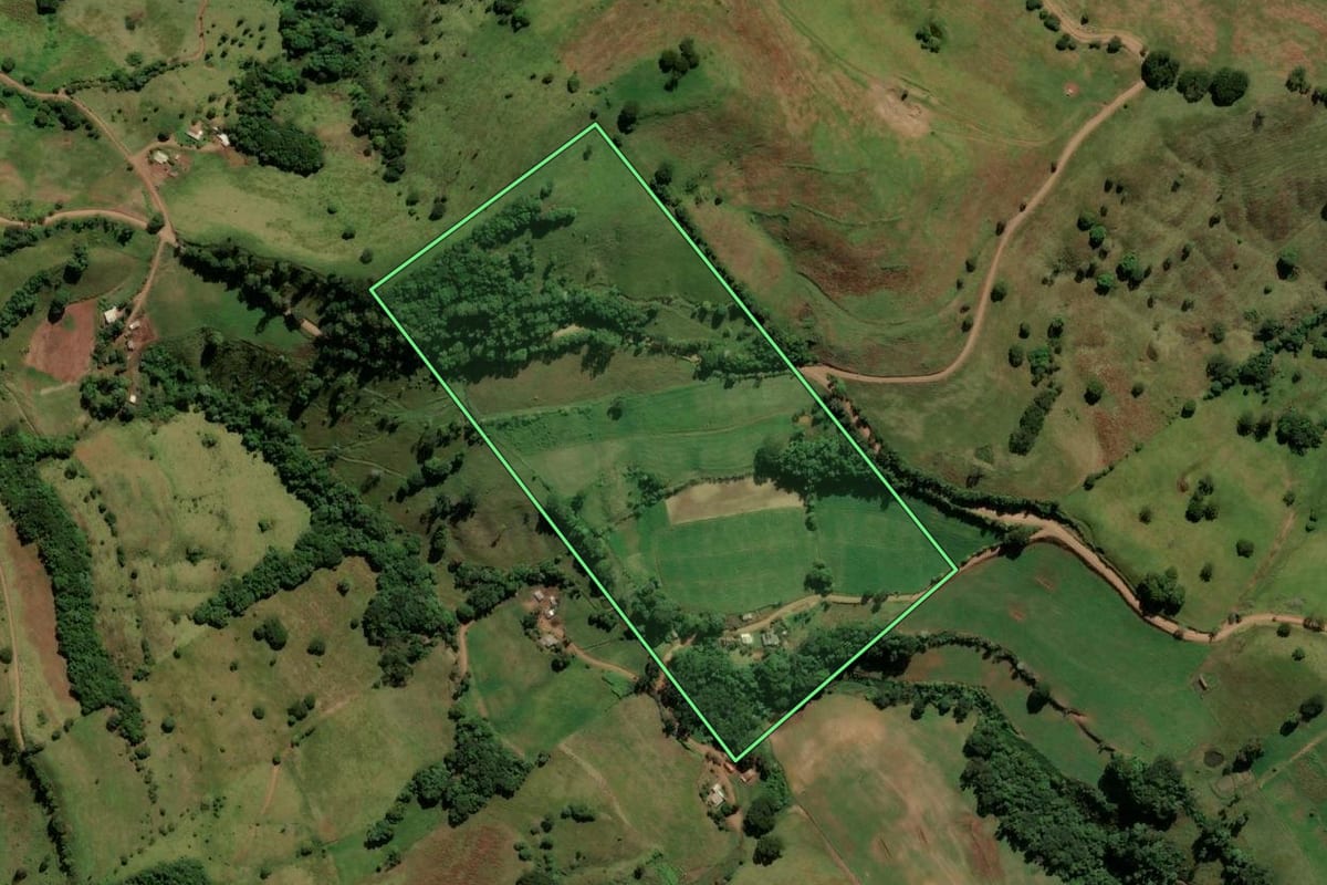 Imagem de satélite do imóvel rural em Saltinho (SC), com o contorno declarado no CAR desenhado por cima.
