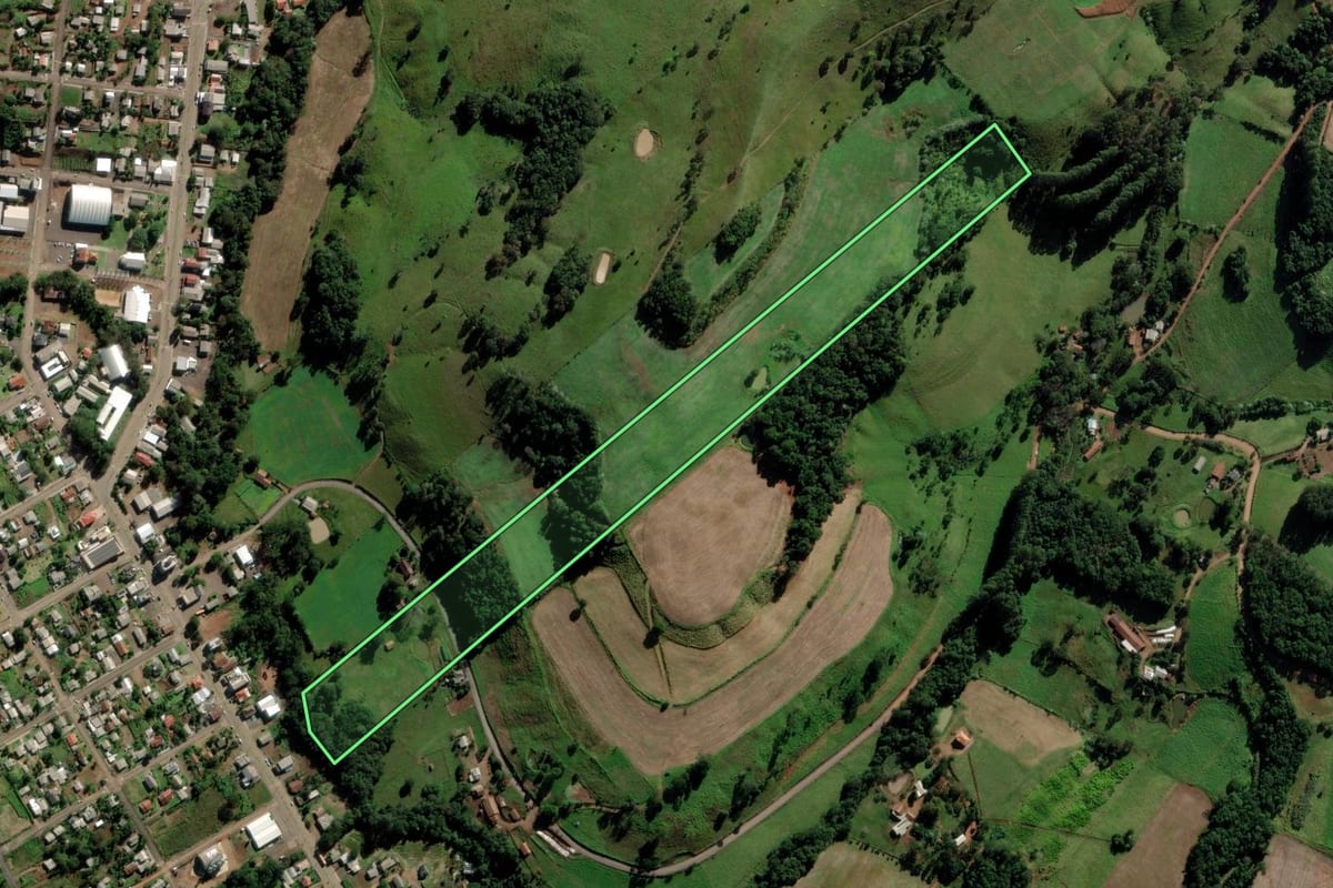 Imagem de satélite do imóvel rural em Saltinho (SC), com o contorno declarado no CAR desenhado por cima.