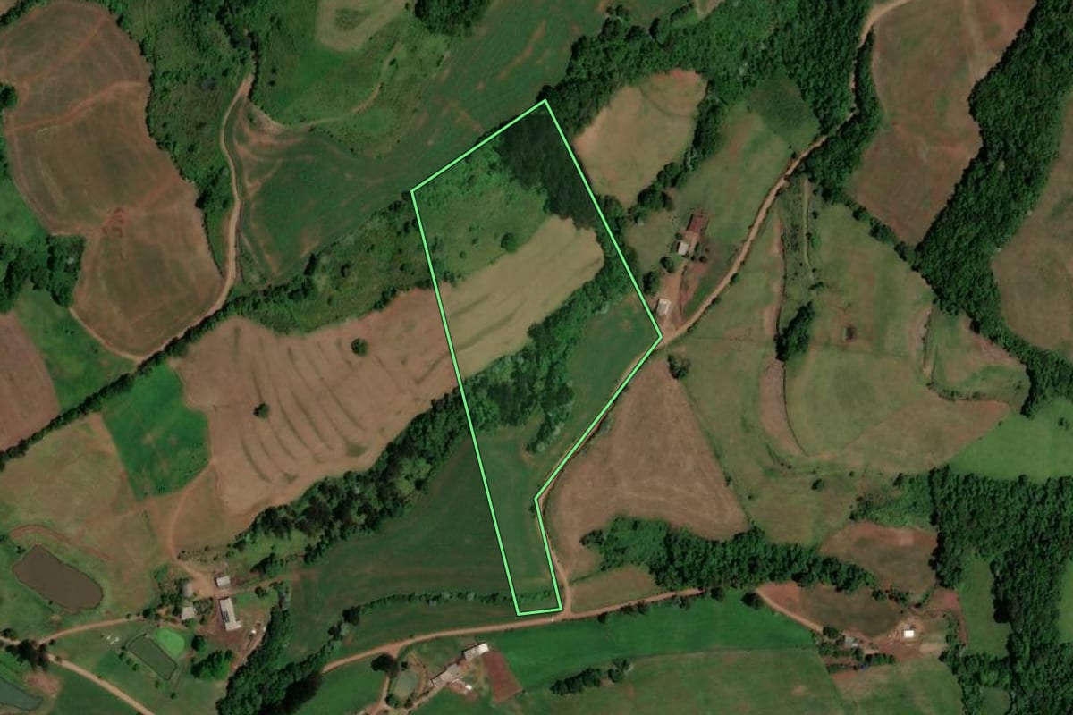 Imagem de satélite do imóvel rural em Saltinho (SC), com o contorno declarado no CAR desenhado por cima.