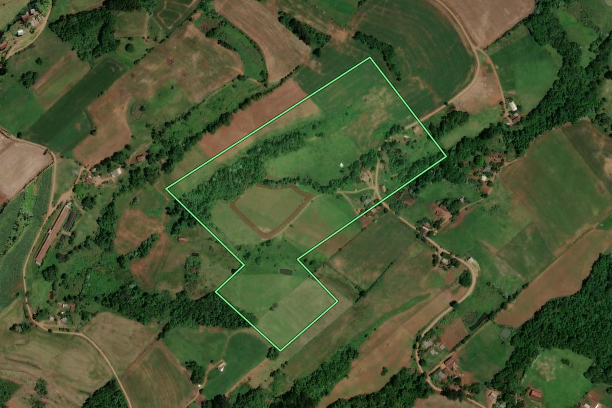 Imagem de satélite do imóvel rural em Saltinho (SC), com o contorno declarado no CAR desenhado por cima.