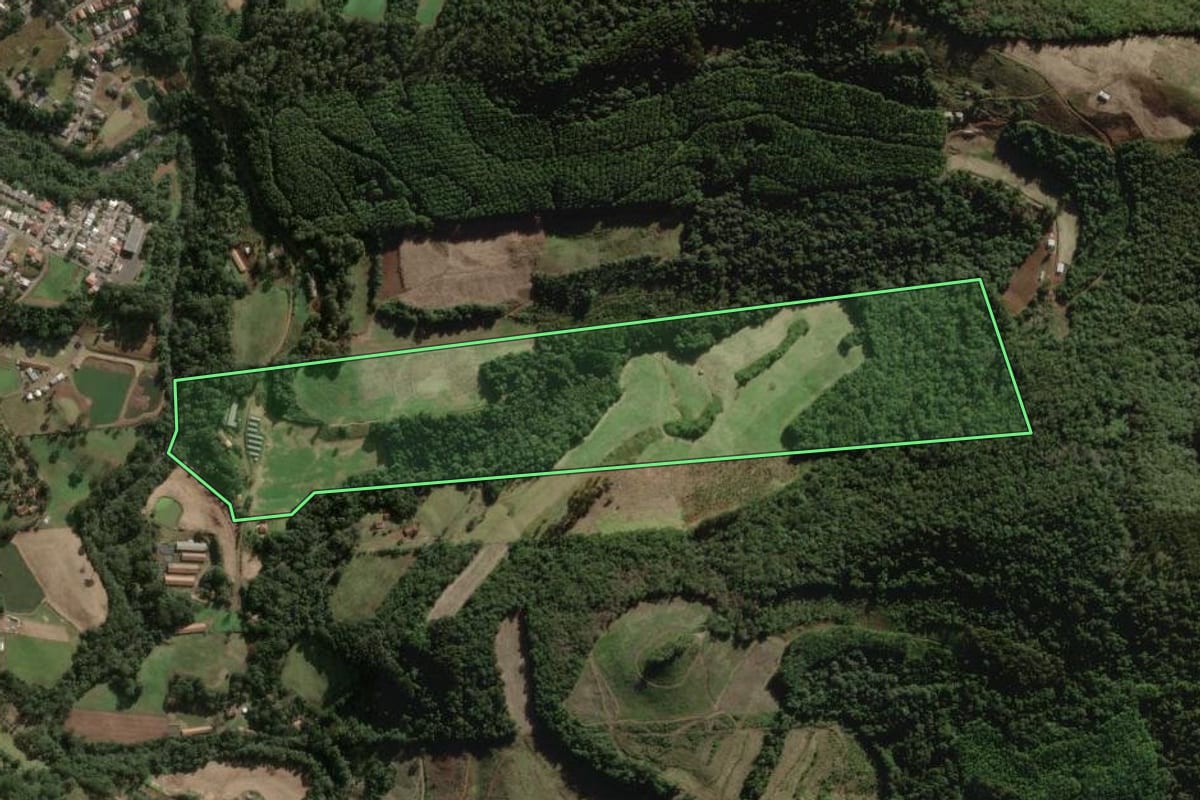 Imagem de satélite do imóvel rural em Salto Veloso (SC), com o contorno declarado no CAR desenhado por cima.
