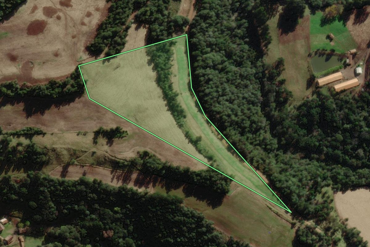 Imagem de satélite do imóvel rural em Salto Veloso (SC), com o contorno declarado no CAR desenhado por cima.
