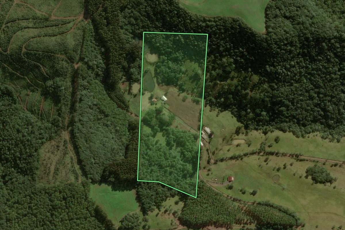 Imagem de satélite do imóvel rural em Salto Veloso (SC), com o contorno declarado no CAR desenhado por cima.
