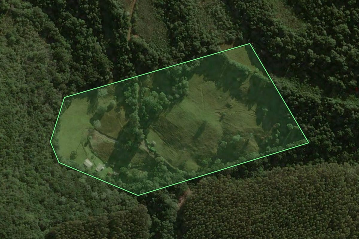 Imagem de satélite do imóvel rural em Salto Veloso (SC), com o contorno declarado no CAR desenhado por cima.