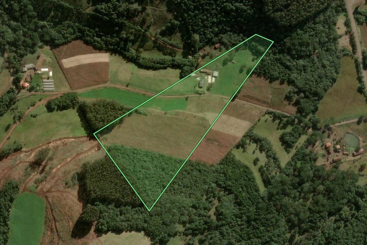 Imagem de satélite do imóvel rural em Salto Veloso (SC), com o contorno declarado no CAR desenhado por cima.