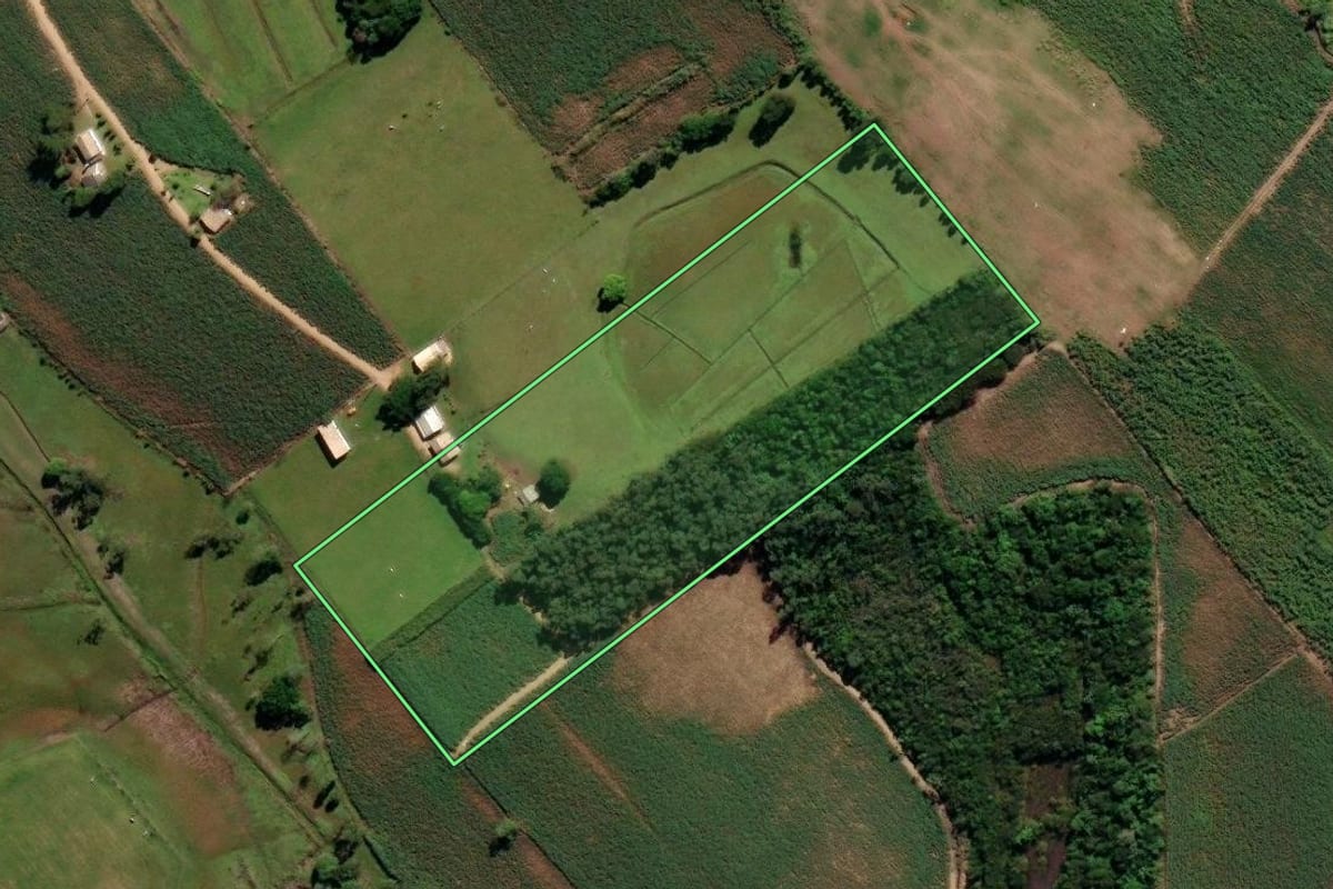 Imagem de satélite do imóvel rural em Sangão (SC), com o contorno declarado no CAR desenhado por cima.