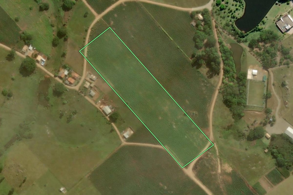 Imagem de satélite do imóvel rural em Sangão (SC), com o contorno declarado no CAR desenhado por cima.