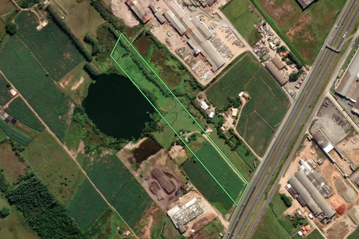 Imagem de satélite do imóvel rural em Sangão (SC), com o contorno declarado no CAR desenhado por cima.