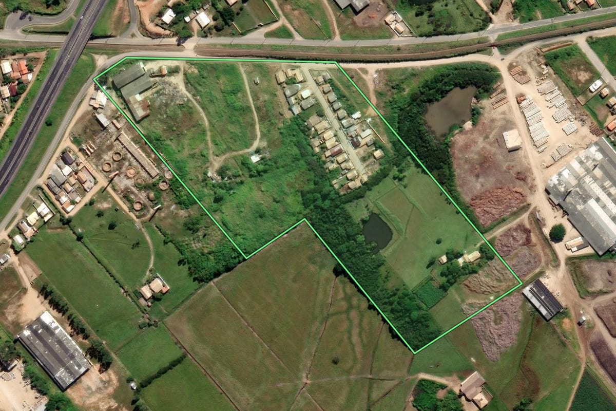 Imagem de satélite do imóvel rural em Sangão (SC), com o contorno declarado no CAR desenhado por cima.