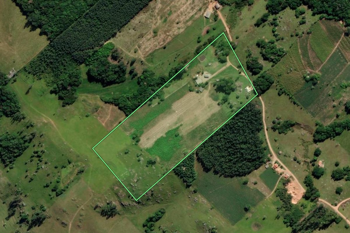 Imagem de satélite do imóvel rural em Sangão (SC), com o contorno declarado no CAR desenhado por cima.