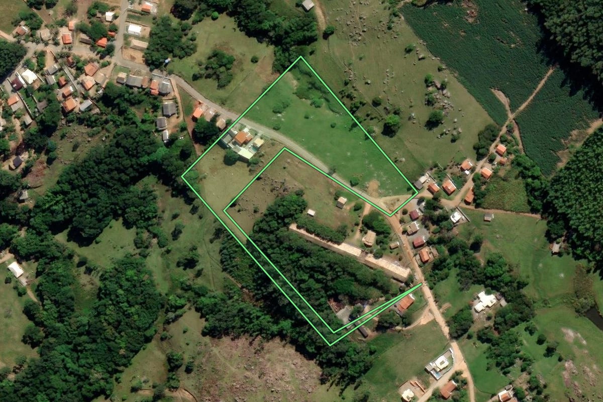 Imagem de satélite do imóvel rural em Sangão (SC), com o contorno declarado no CAR desenhado por cima.