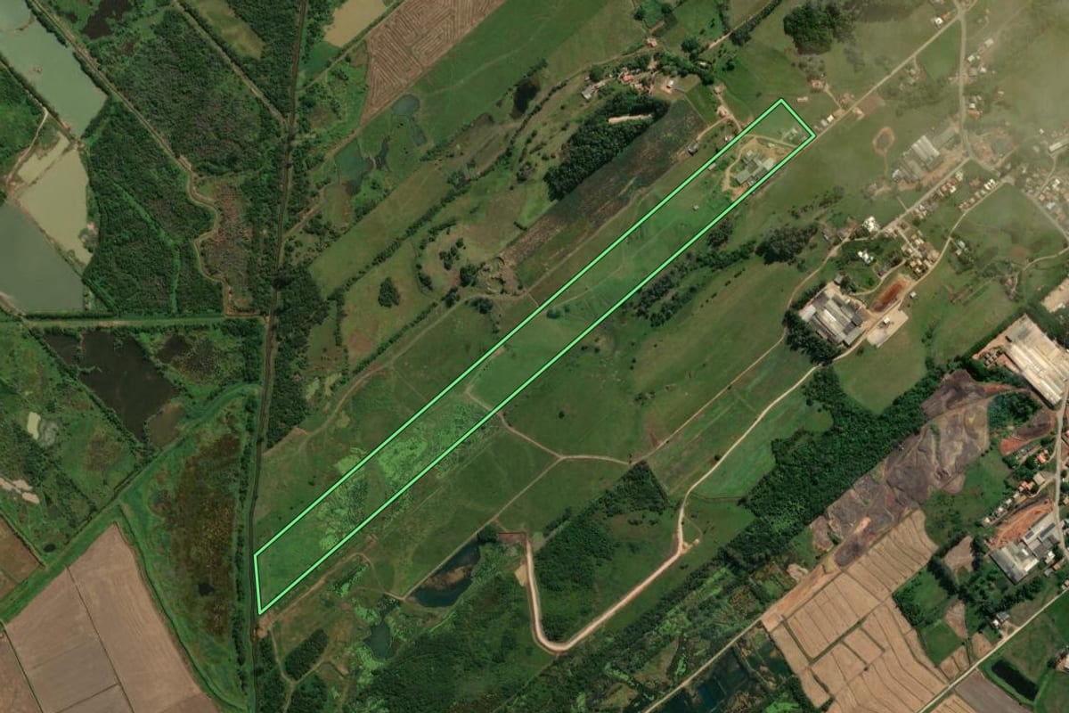 Imagem de satélite do imóvel rural em Sangão (SC), com o contorno declarado no CAR desenhado por cima.