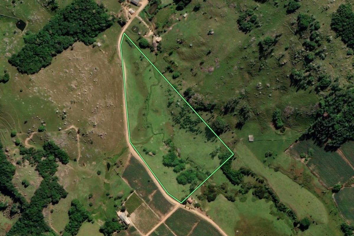 Imagem de satélite do imóvel rural em Sangão (SC), com o contorno declarado no CAR desenhado por cima.