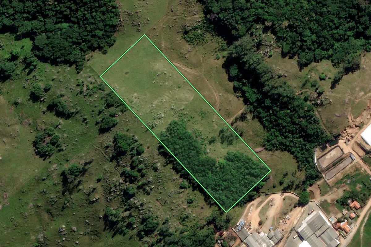 Imagem de satélite do imóvel rural em Sangão (SC), com o contorno declarado no CAR desenhado por cima.