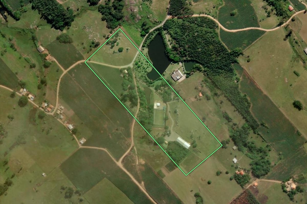 Imagem de satélite do imóvel rural em Sangão (SC), com o contorno declarado no CAR desenhado por cima.