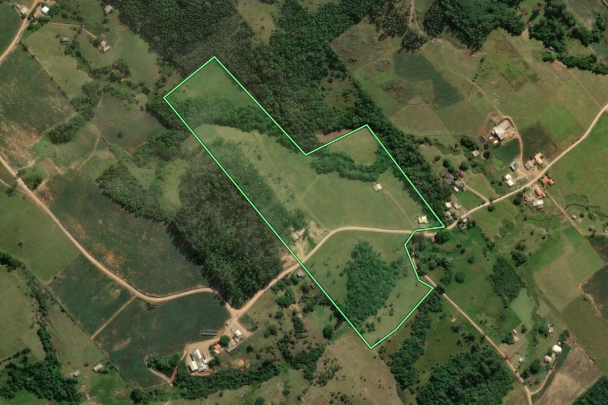 Imagem de satélite do imóvel rural em Sangão (SC), com o contorno declarado no CAR desenhado por cima.