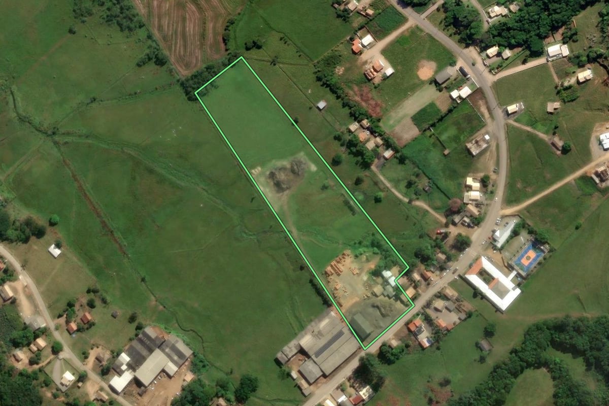 Imagem de satélite do imóvel rural em Sangão (SC), com o contorno declarado no CAR desenhado por cima.