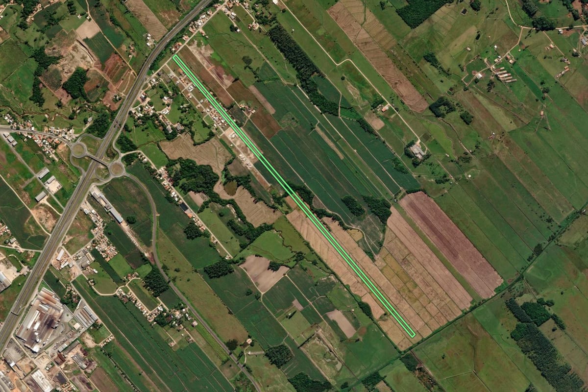 Imagem de satélite do imóvel rural em Sangão (SC), com o contorno declarado no CAR desenhado por cima.