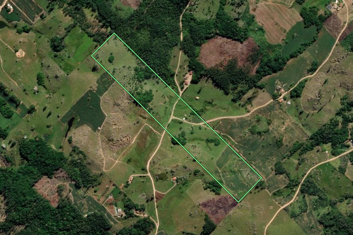 Imagem de satélite do imóvel rural em Sangão (SC), com o contorno declarado no CAR desenhado por cima.