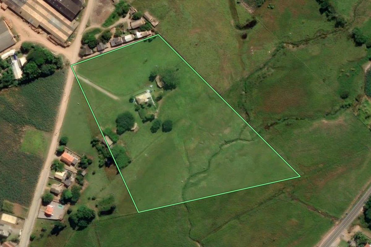 Imagem de satélite do imóvel rural em Sangão (SC), com o contorno declarado no CAR desenhado por cima.