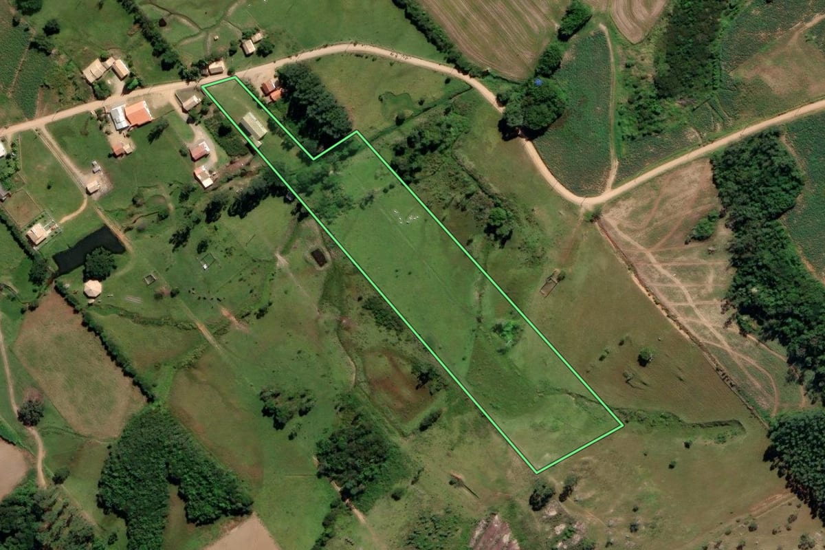 Imagem de satélite do imóvel rural em Sangão (SC), com o contorno declarado no CAR desenhado por cima.