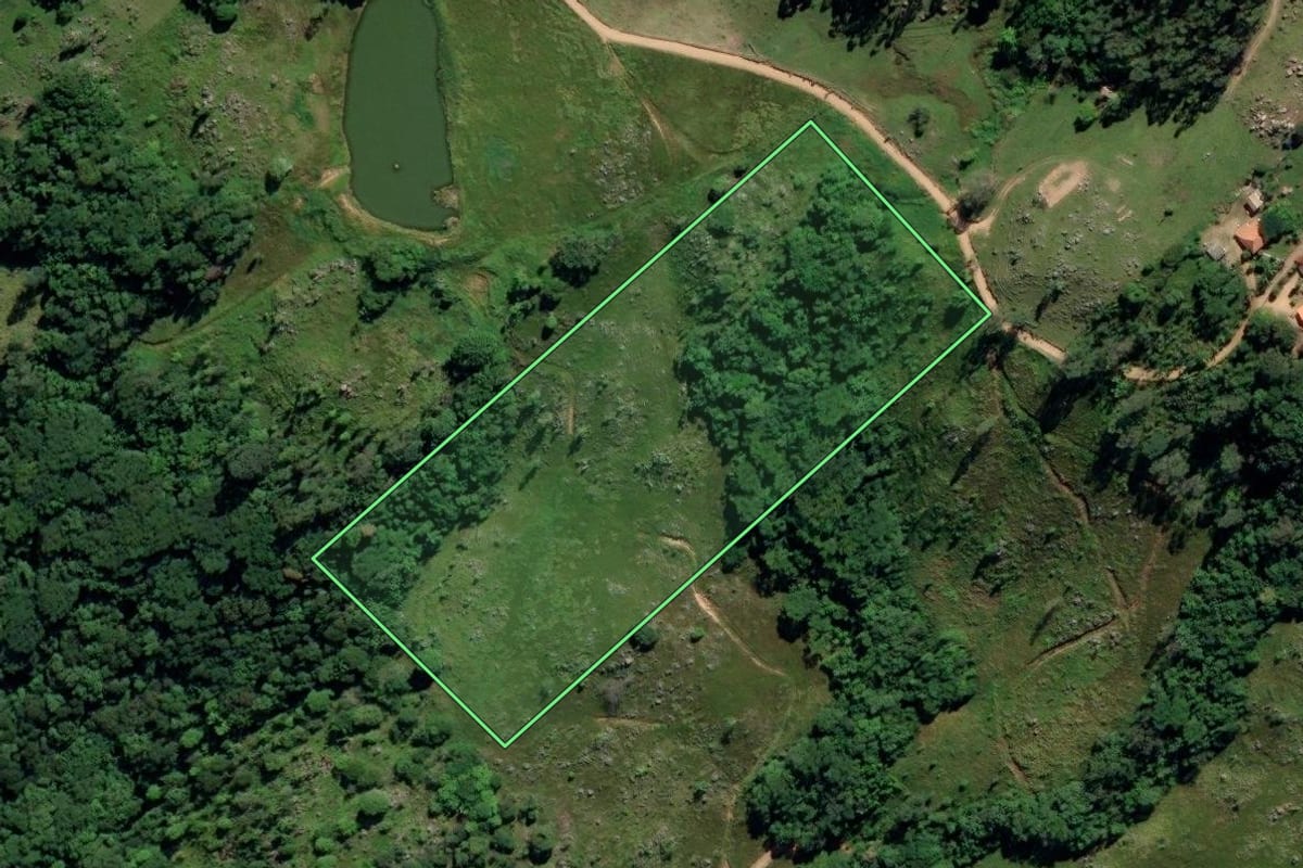 Imagem de satélite do imóvel rural em Sangão (SC), com o contorno declarado no CAR desenhado por cima.