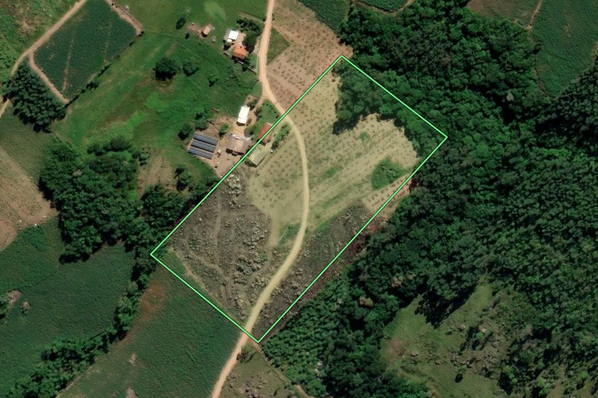 Imagem de satélite do imóvel rural em Sangão (SC), com o contorno declarado no CAR desenhado por cima.