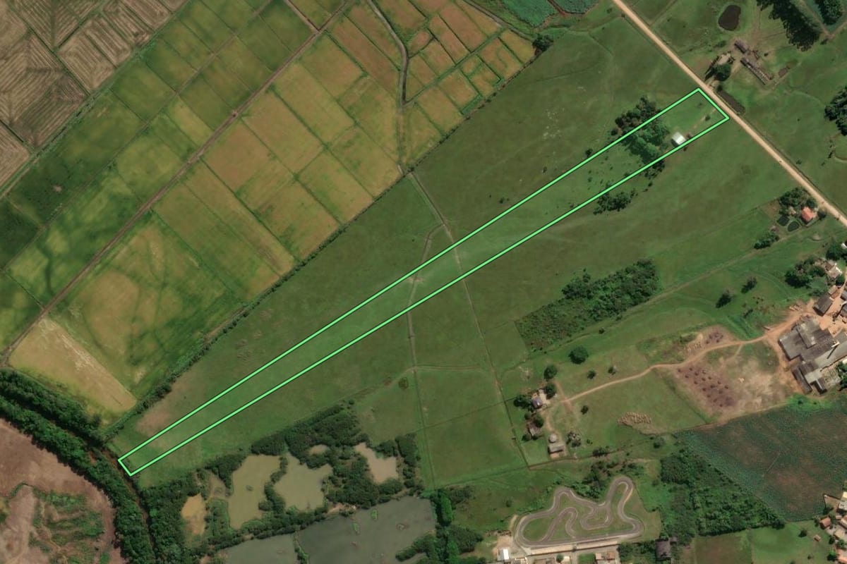 Imagem de satélite do imóvel rural em Sangão (SC), com o contorno declarado no CAR desenhado por cima.