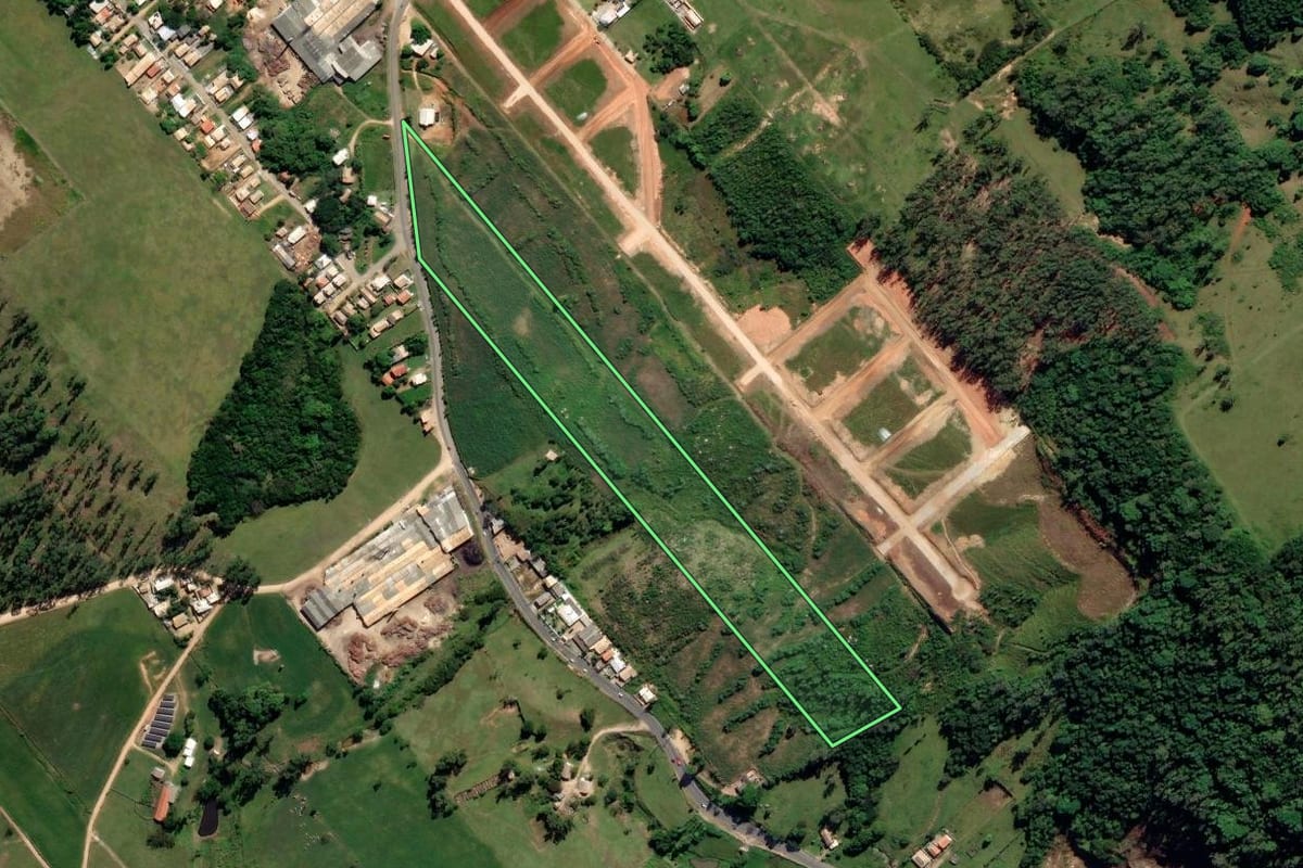 Imagem de satélite do imóvel rural em Sangão (SC), com o contorno declarado no CAR desenhado por cima.