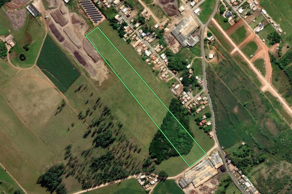 Imagem de satélite do imóvel rural em Sangão (SC), com o contorno declarado no CAR desenhado por cima.