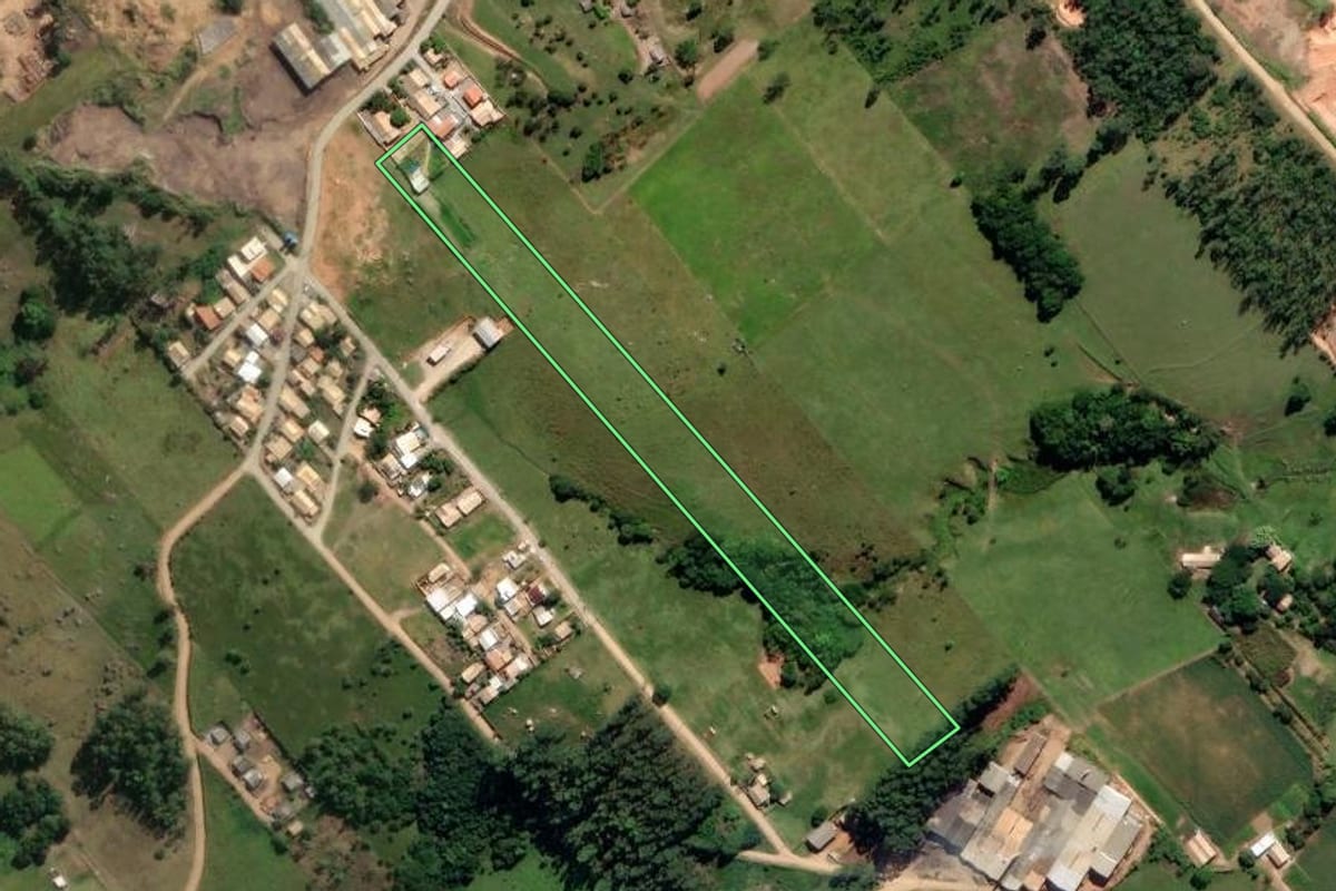 Imagem de satélite do imóvel rural em Sangão (SC), com o contorno declarado no CAR desenhado por cima.