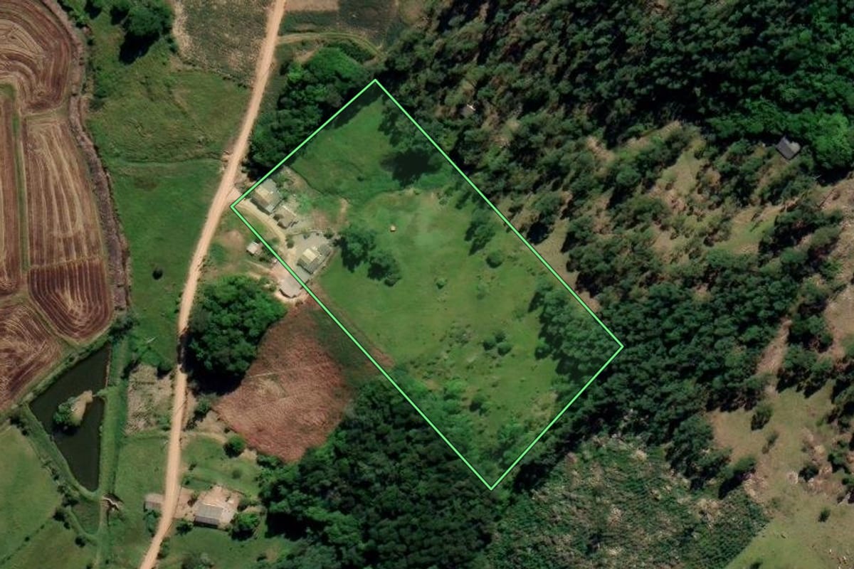 Imagem de satélite do imóvel rural em Sangão (SC), com o contorno declarado no CAR desenhado por cima.