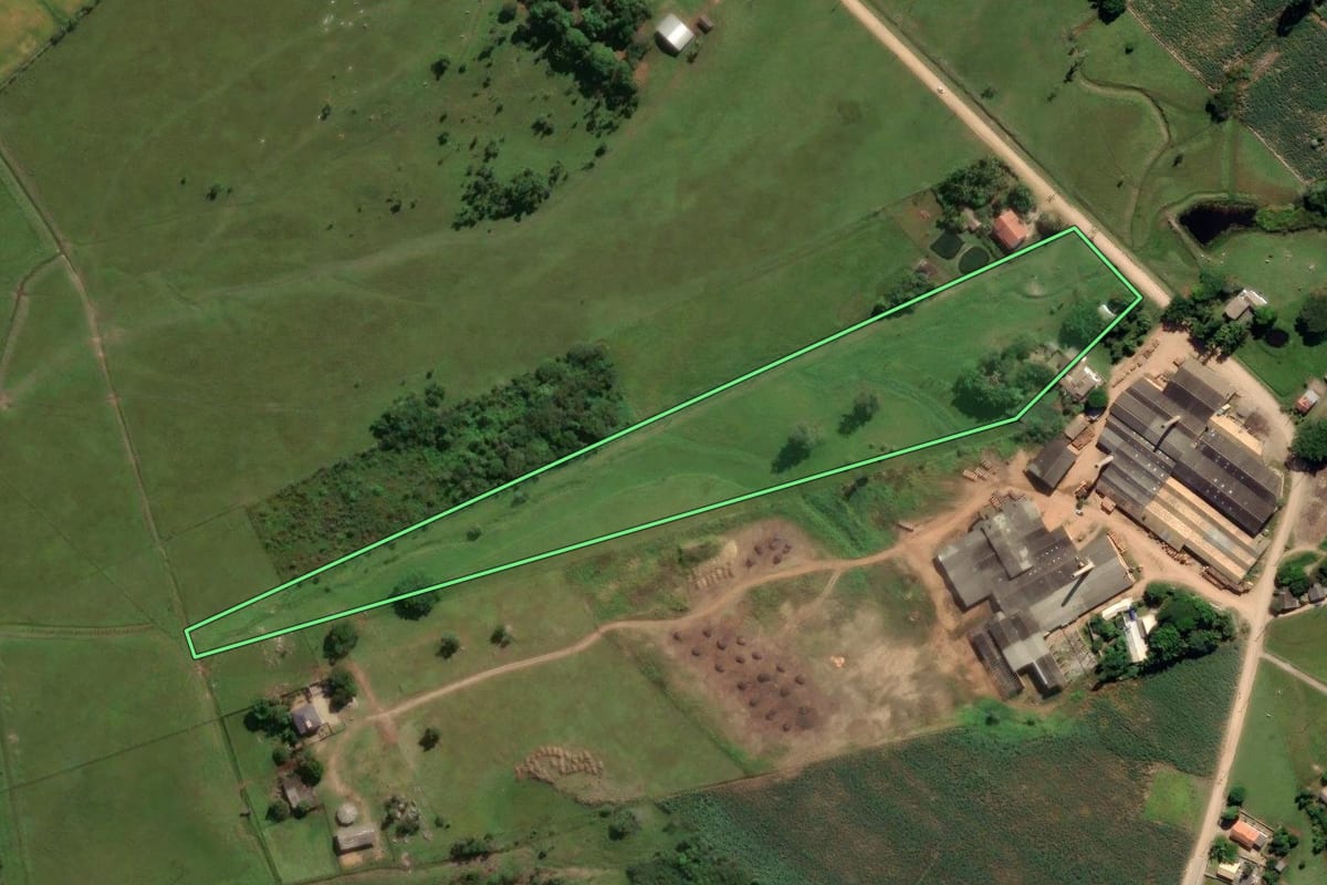 Imagem de satélite do imóvel rural em Sangão (SC), com o contorno declarado no CAR desenhado por cima.