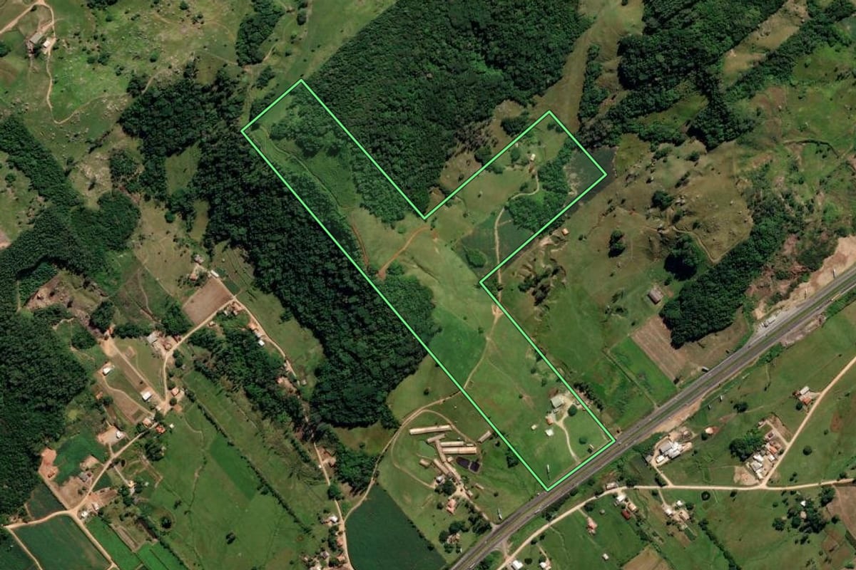 Imagem de satélite do imóvel rural em Sangão (SC), com o contorno declarado no CAR desenhado por cima.