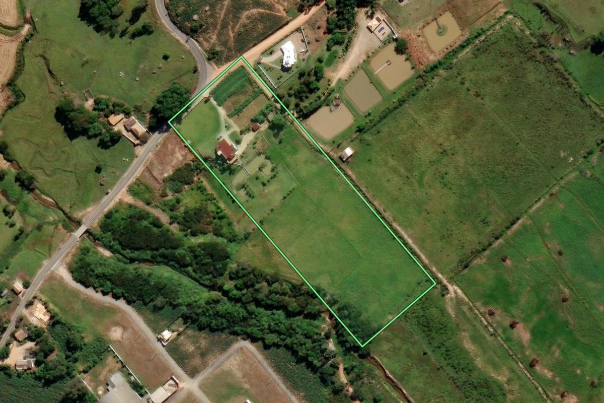 Imagem de satélite do imóvel rural em Sangão (SC), com o contorno declarado no CAR desenhado por cima.