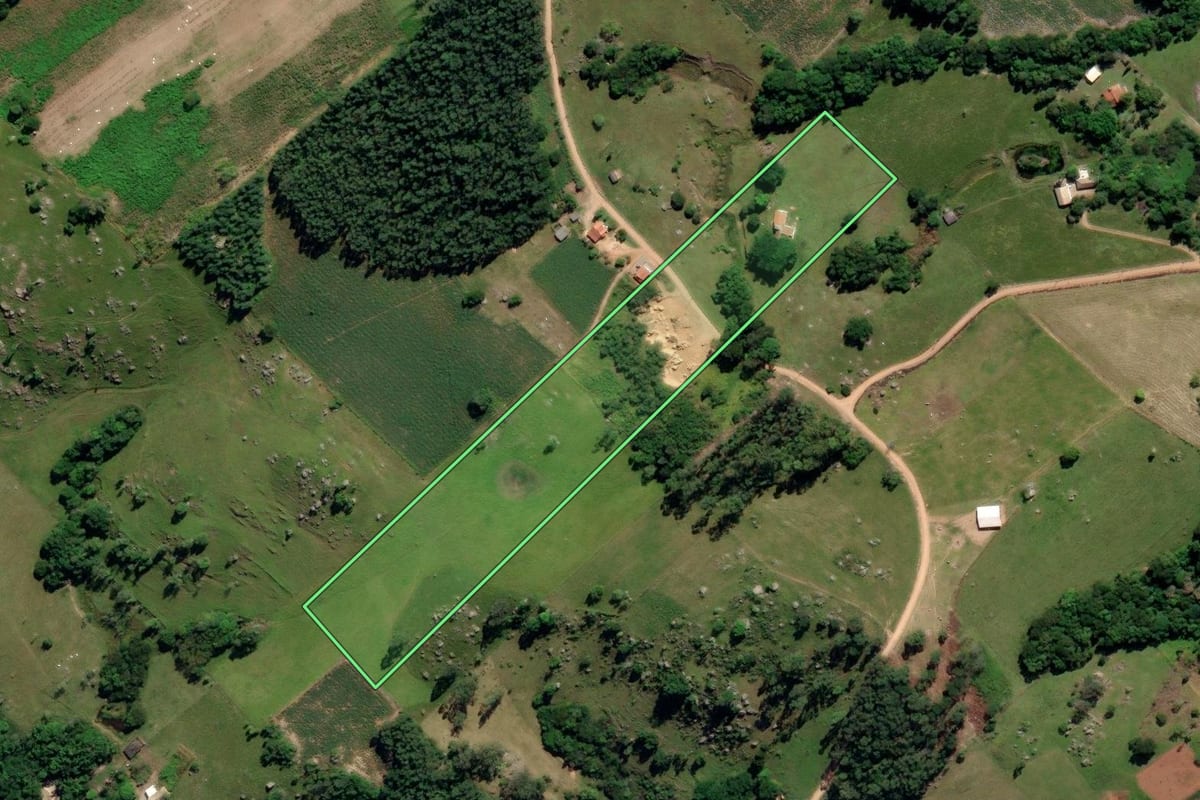 Imagem de satélite do imóvel rural em Sangão (SC), com o contorno declarado no CAR desenhado por cima.