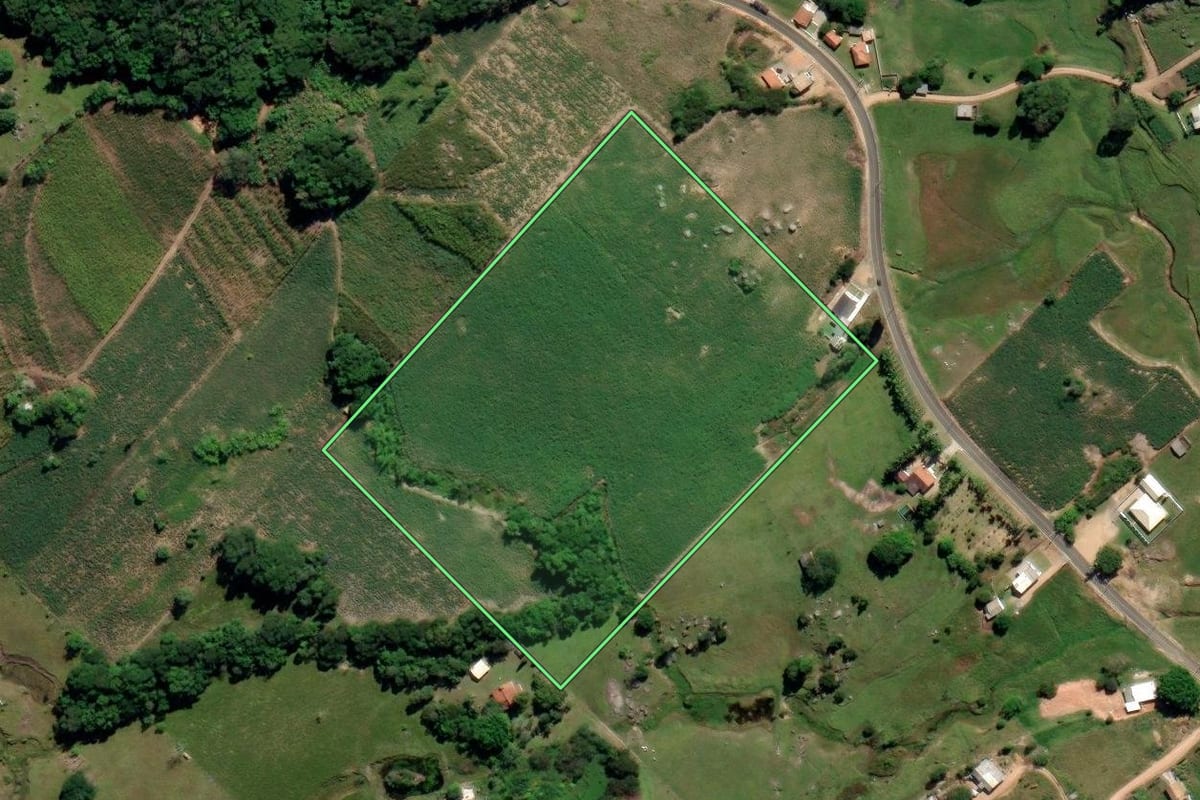 Imagem de satélite do imóvel rural em Sangão (SC), com o contorno declarado no CAR desenhado por cima.