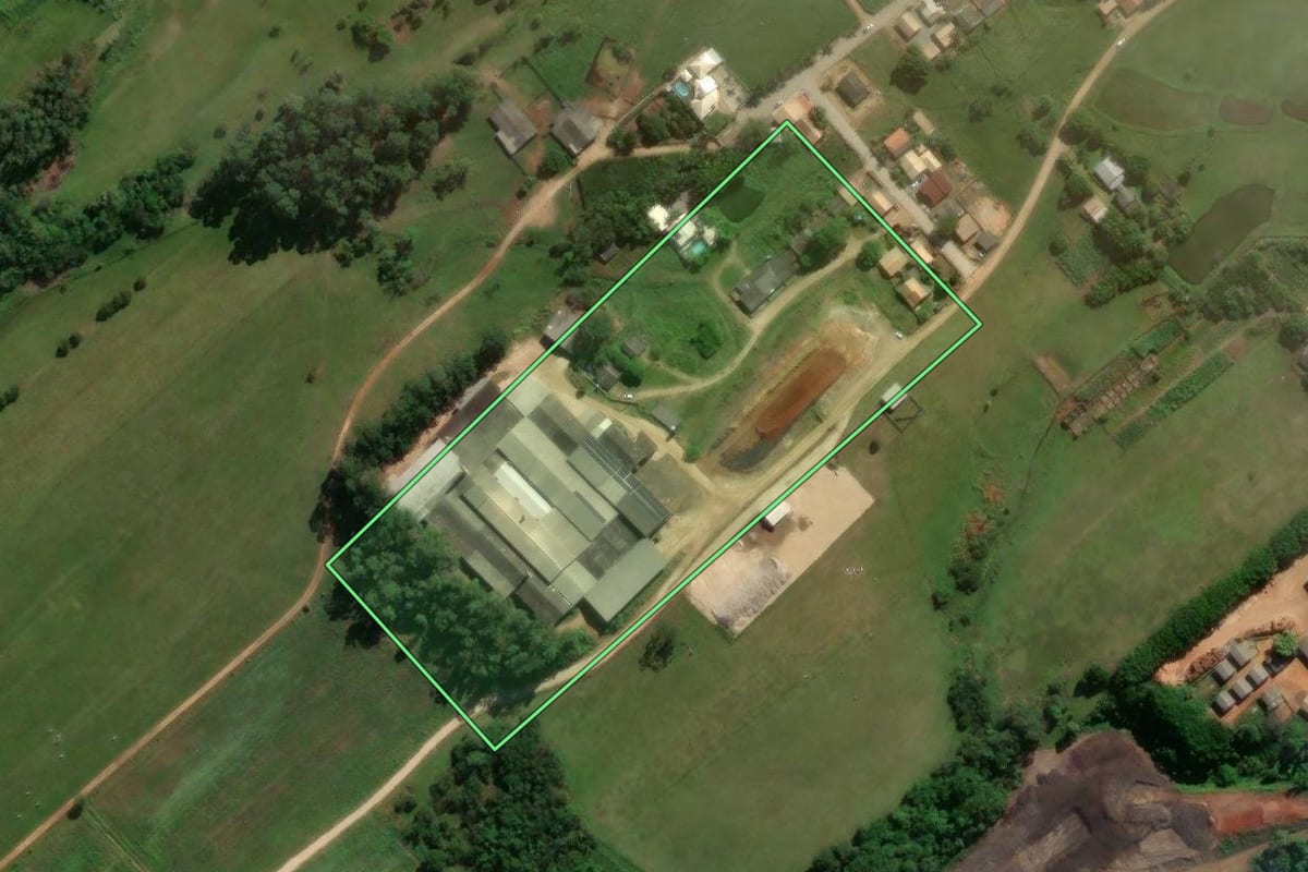 Imagem de satélite do imóvel rural em Sangão (SC), com o contorno declarado no CAR desenhado por cima.