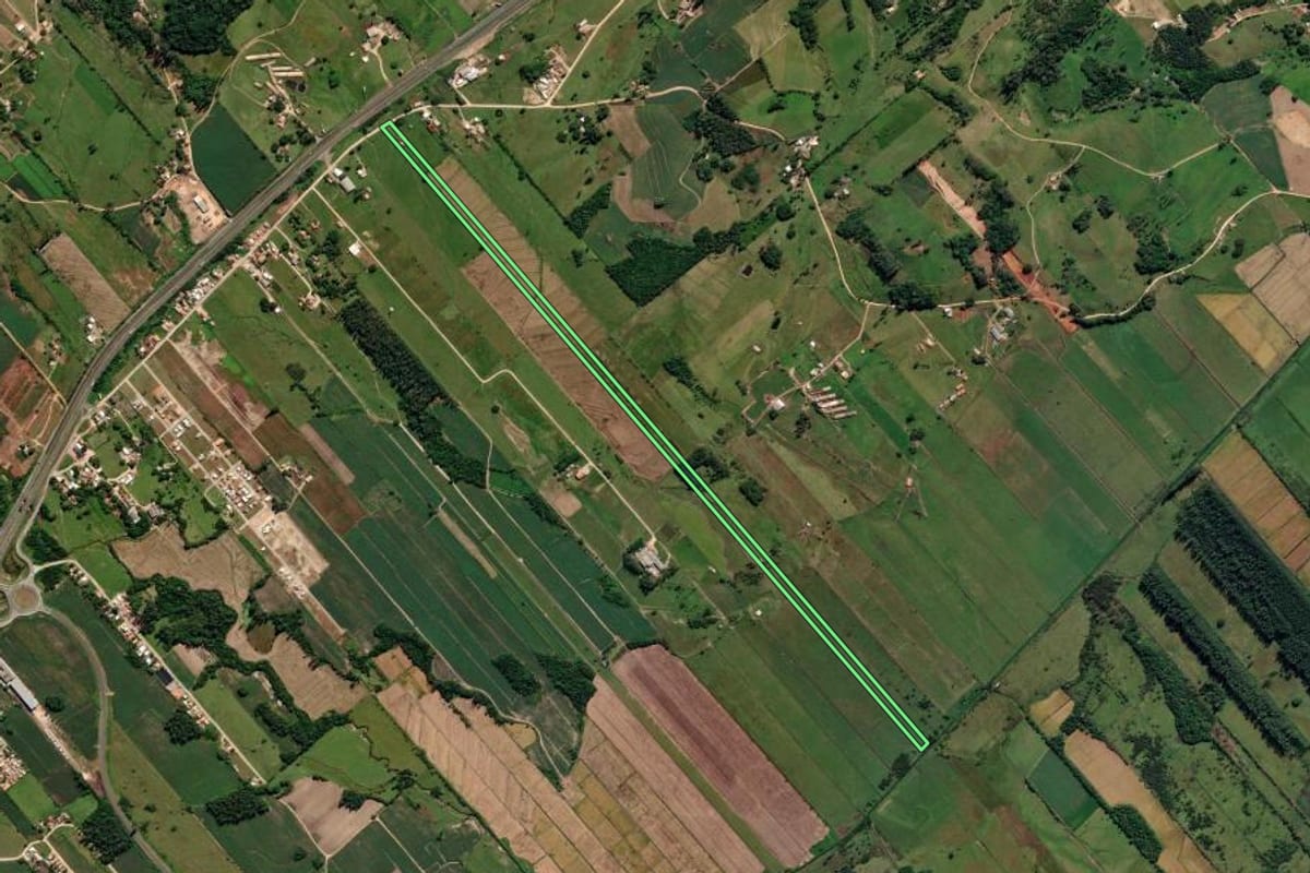 Imagem de satélite do imóvel rural em Sangão (SC), com o contorno declarado no CAR desenhado por cima.