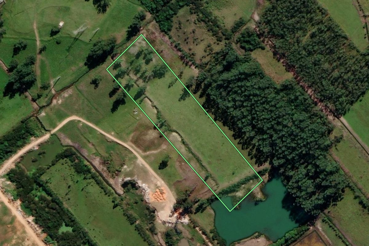 Imagem de satélite do imóvel rural em Sangão (SC), com o contorno declarado no CAR desenhado por cima.
