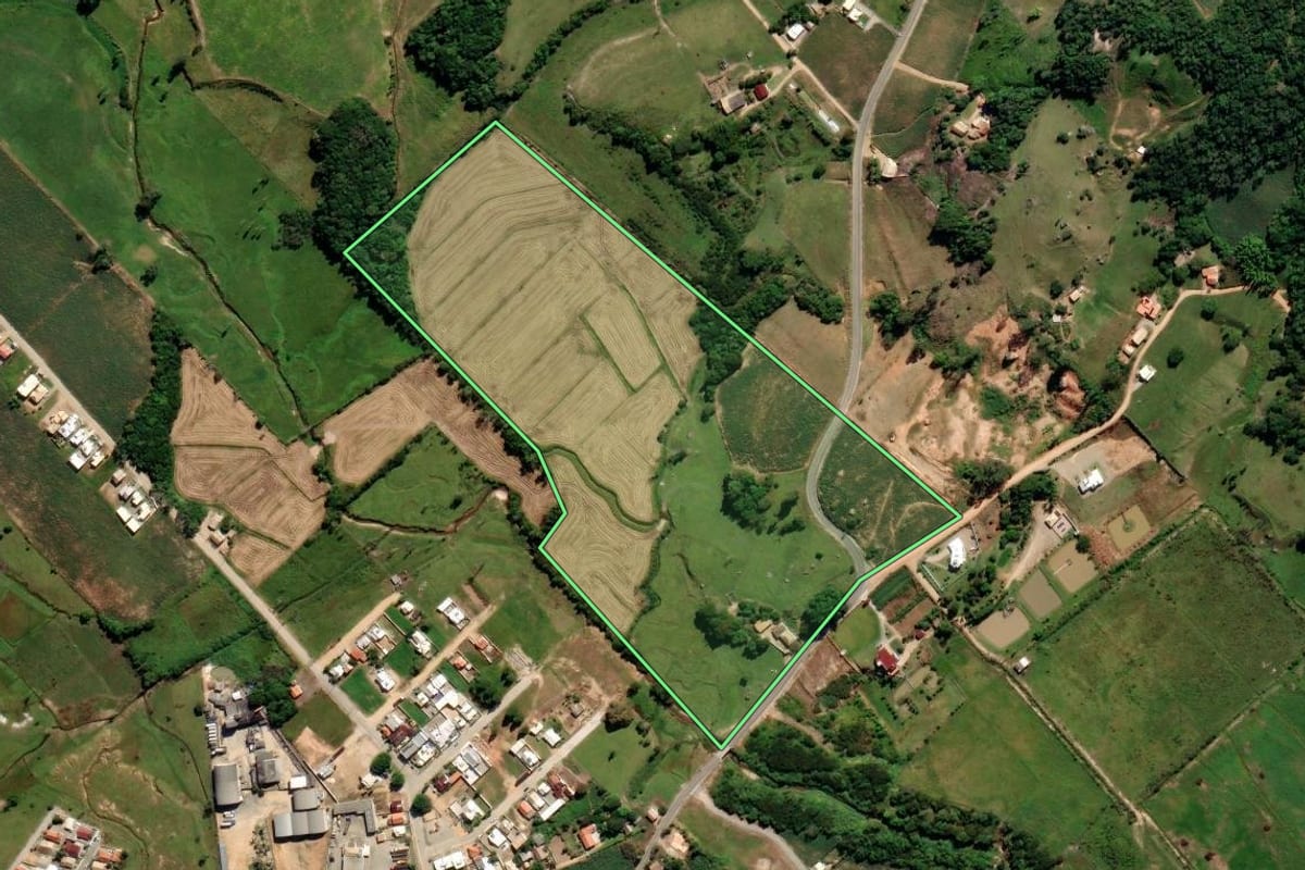 Imagem de satélite do imóvel rural em Sangão (SC), com o contorno declarado no CAR desenhado por cima.