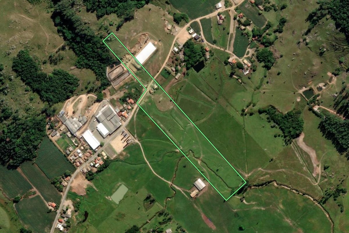 Imagem de satélite do imóvel rural em Sangão (SC), com o contorno declarado no CAR desenhado por cima.