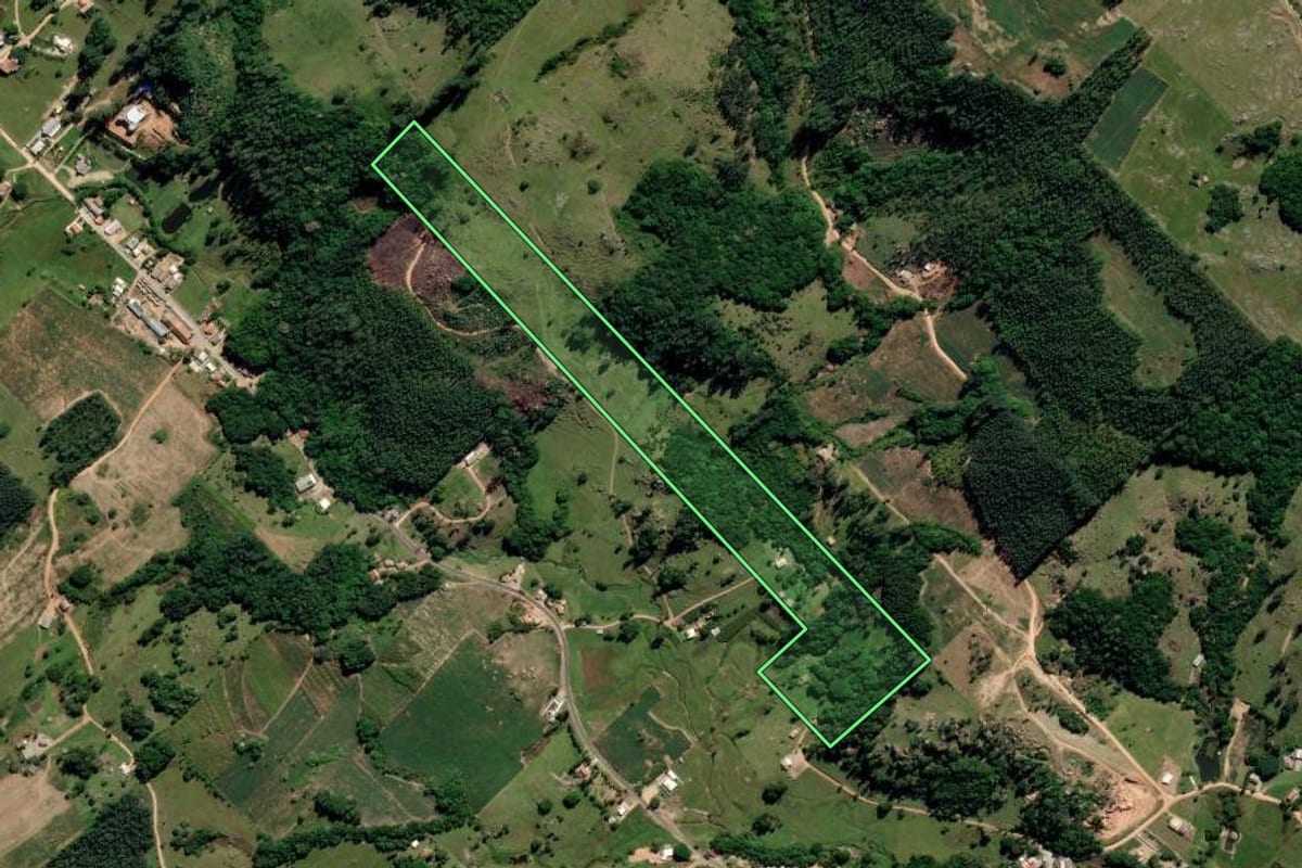 Imagem de satélite do imóvel rural em Sangão (SC), com o contorno declarado no CAR desenhado por cima.