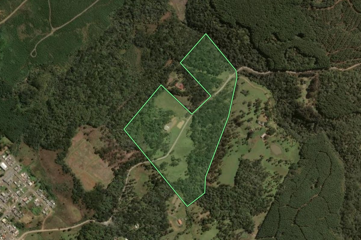 Imagem de satélite do imóvel rural em Santa Cecília (SC), com o contorno declarado no CAR desenhado por cima.